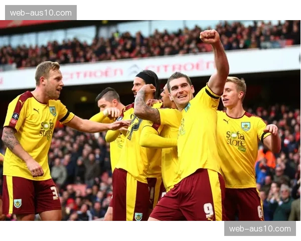 伯恩利埃斯特夫2个乌龙球防守失误,后防线个人能力与默契欠缺 伯恩利埃斯特夫2个乌龙球防守失误,后防线个人能力与默契欠缺